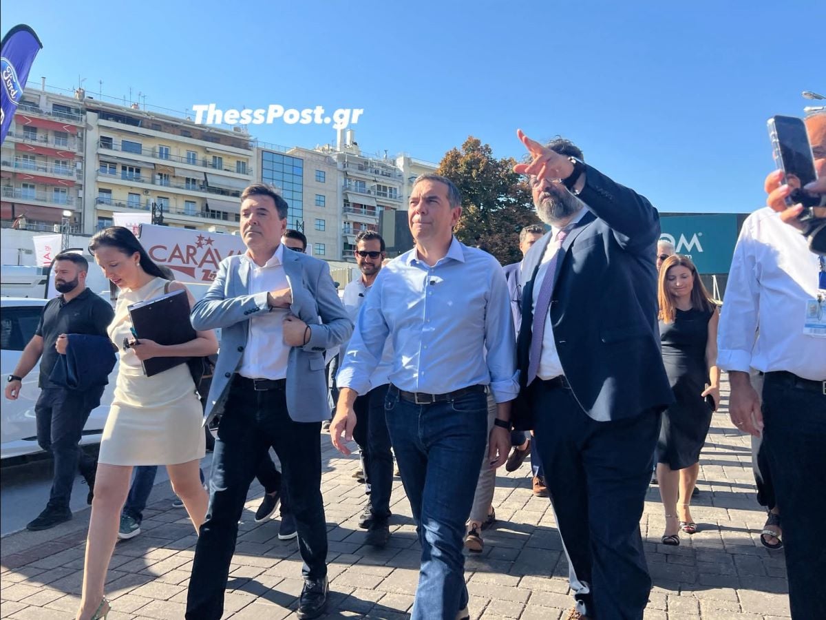 Αλέξης Τσίπρας: Πρώτη βόλτα στη ΔΕΘ ως αρχηγός της ΕΛ.Α.Σ. – Η γραβάτα και η φανέλα με το Νο. 26