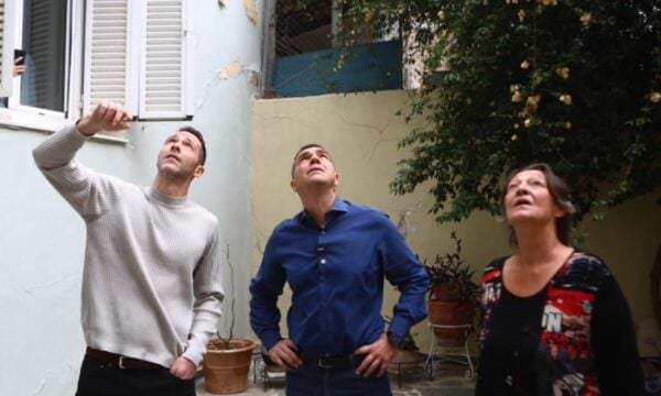 Αλέξης Τσίπρας στην Κυψέλη για τα σπίτια με ρωγμές από το Μετρό: «Με την ασφάλεια δεν μπορούμε να παίζουμε»