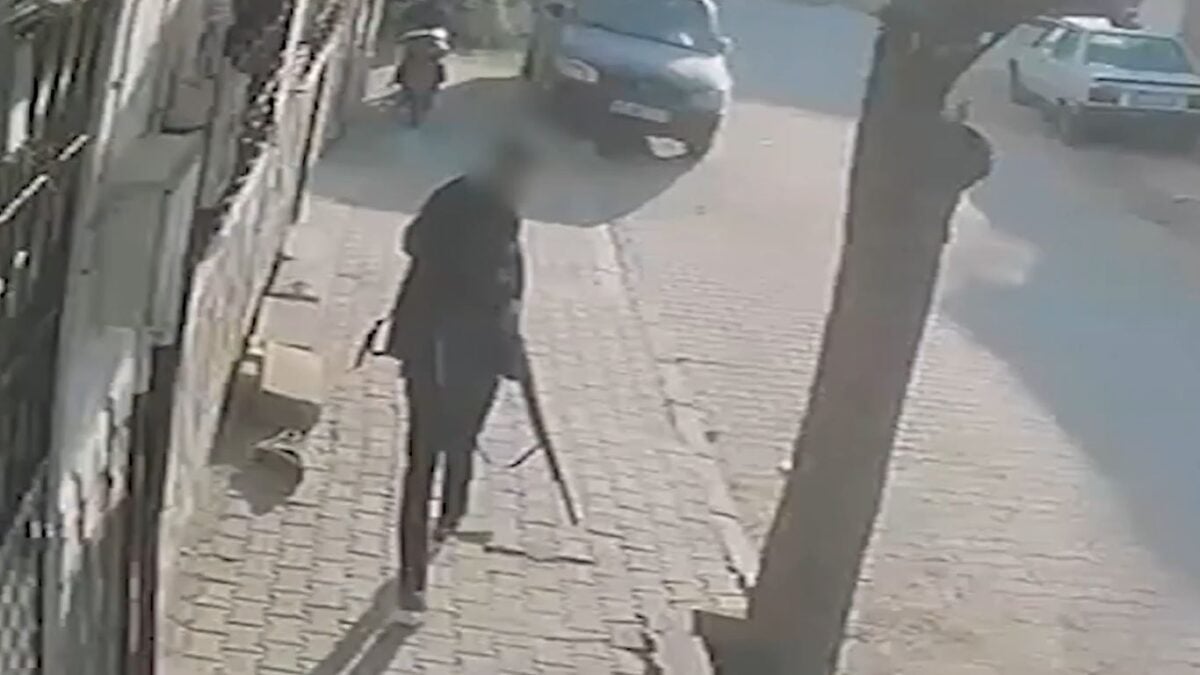 Τουρκία: Βίντεο δείχνει τον ένοπλο δράστη με την καραμπίνα έξω από το σχολείο, τον συνέλαβαν οι Αρχές, 8 τραυματίες 1 Τουρκία: Βίντεο δείχνει τον ένοπλο δράστη με την καραμπίνα έξω από το σχολείο, τον συνέλαβαν οι Αρχές, 8 τραυματίες