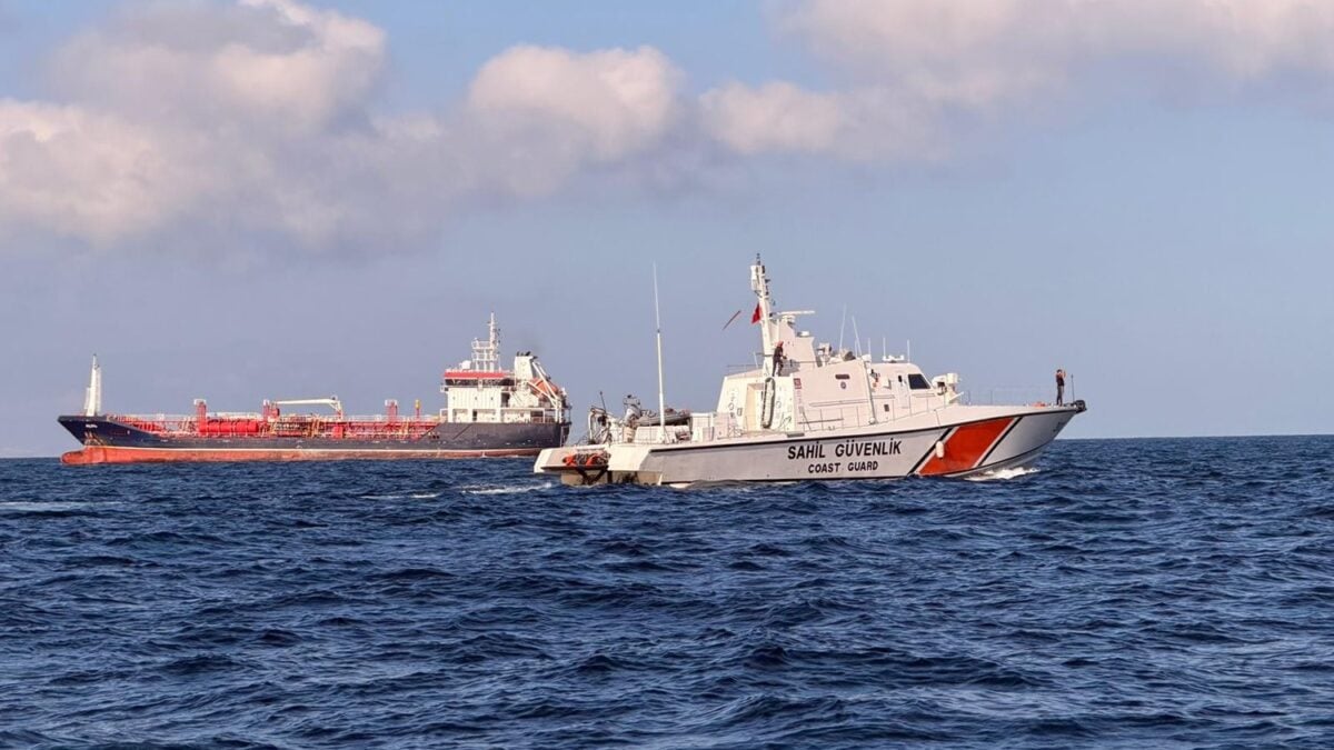 Τουρκία: Βυθίστηκε εμπορικό πλοίο μετά τη σύγκρουση στη Θάλασσα του Μαρμαρά – Έρευνες σε βάθος 900 μέτρων για 10 αγνοούμενους ναυτικούς 1 Τουρκία: Βυθίστηκε εμπορικό πλοίο μετά τη σύγκρουση στη Θάλασσα του Μαρμαρά – Έρευνες σε βάθος 900 μέτρων για 10 αγνοούμενους ναυτικούς