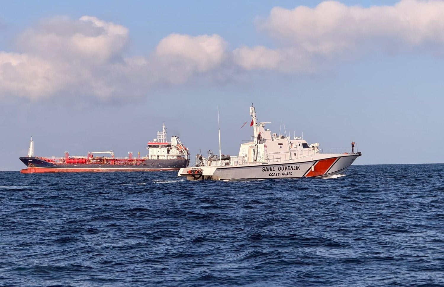 Τουρκία: Βυθίστηκε εμπορικό πλοίο μετά τη σύγκρουση στη Θάλασσα του Μαρμαρά – Έρευνες σε βάθος 900 μέτρων για 10 αγνοούμενους ναυτικούς