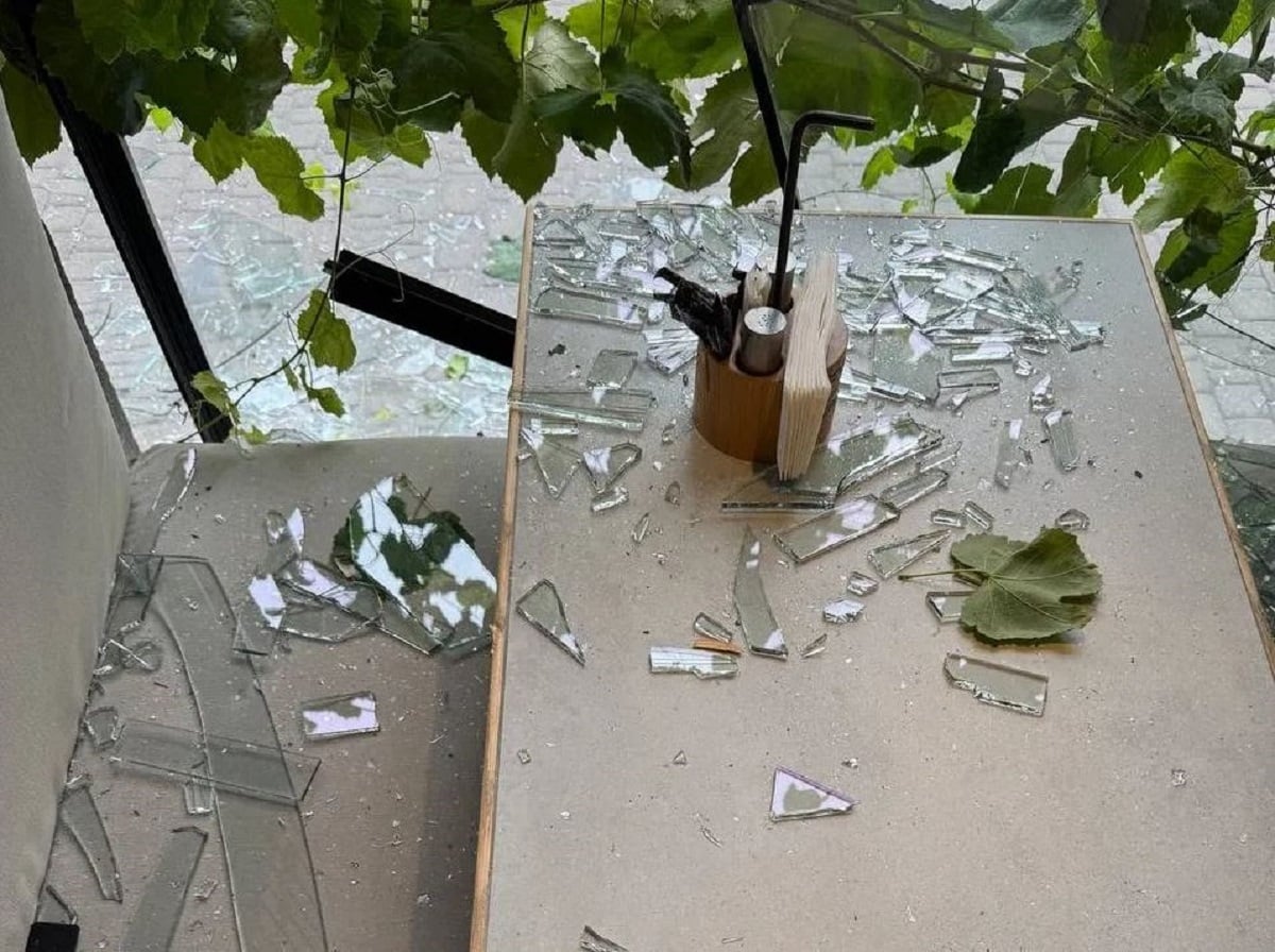 Ουκρανία: 6 νεκροί και 56 τραυματίες από ρωσικές επιθέσεις σε 24 ώρες, drone έπληξε την Υπηρεσία Ασφαλείας στο Κίεβο 9 Το εστιατόριο Zavertailo υπέστη σοβαρές ζημιές από τη ρωσική επίθεση στο κέντρο του Κιέβου στις 4 Σεπτεμβρίου 2026, κατά την οποία επλήγη και κοντινό κτίριο της Υπηρεσίας Ασφαλείας της Ουκρανίας (SBU). Φωτογραφία: Stanislav Zavertailo