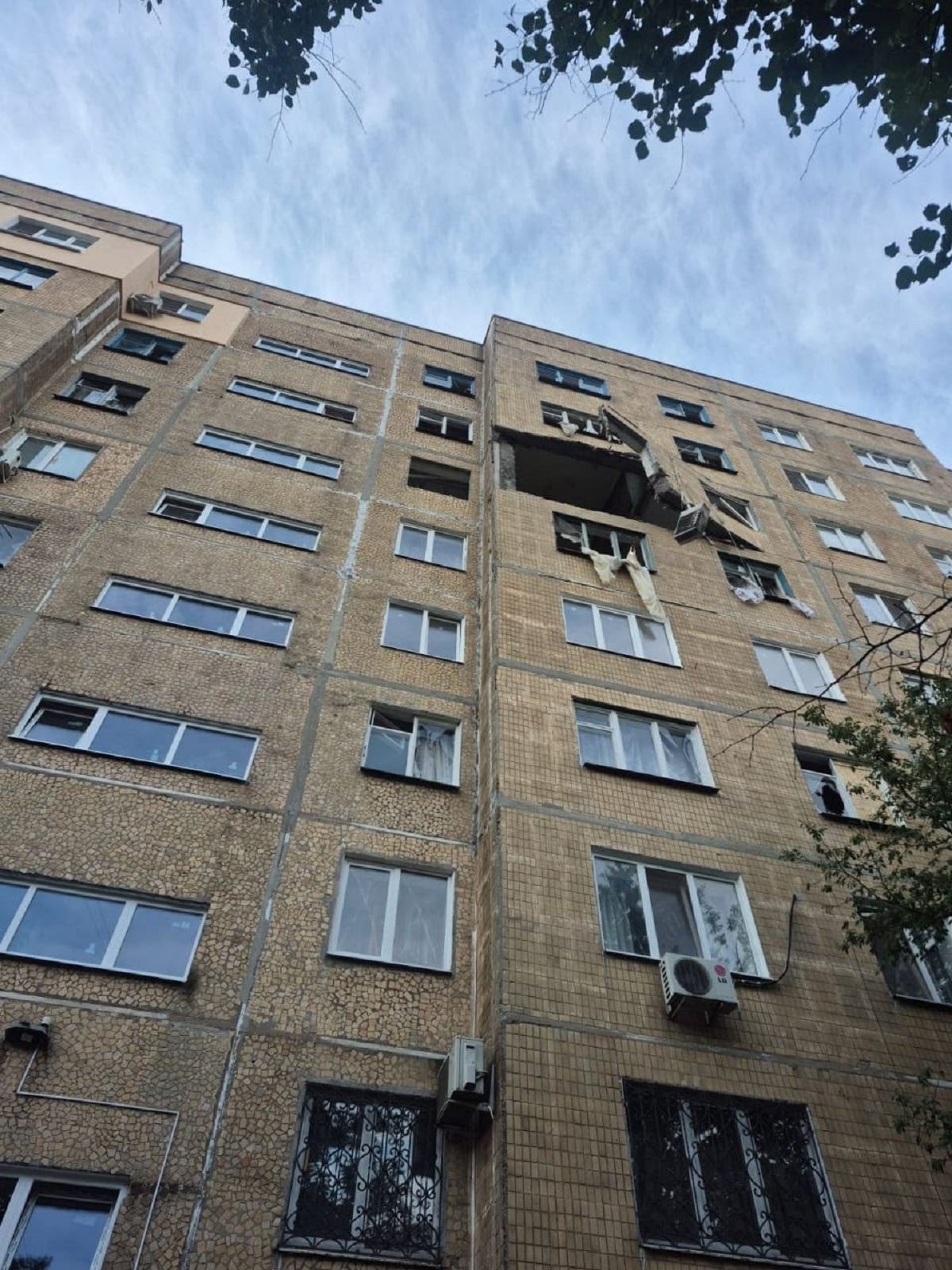 Ουκρανία: 6 νεκροί, 42 τραυματίες και βρέφος δύο μηνών ανάμεσα στα θύματα των ρωσικών επιθέσεων 10 Πολυκατοικία που υπέστη ζημιές από ρωσικό πλήγμα στο Κραματόρσκ, στην περιφέρεια Ντονέτσκ.