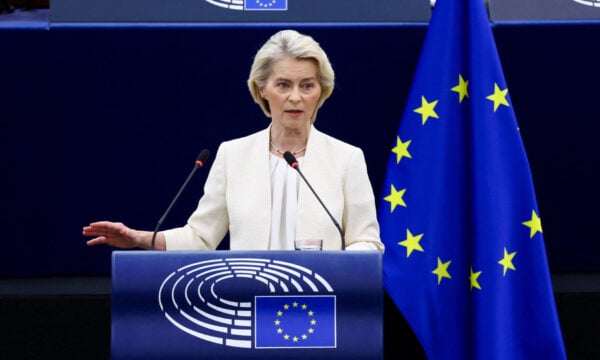 Στρασβούργο: Η Φον ντερ Λάιεν τίμησε τον Δανό και τον Έλληνα πιλότο που πέθαναν στις φωτιές στην Ψάθα – «Ήταν ήρωες»