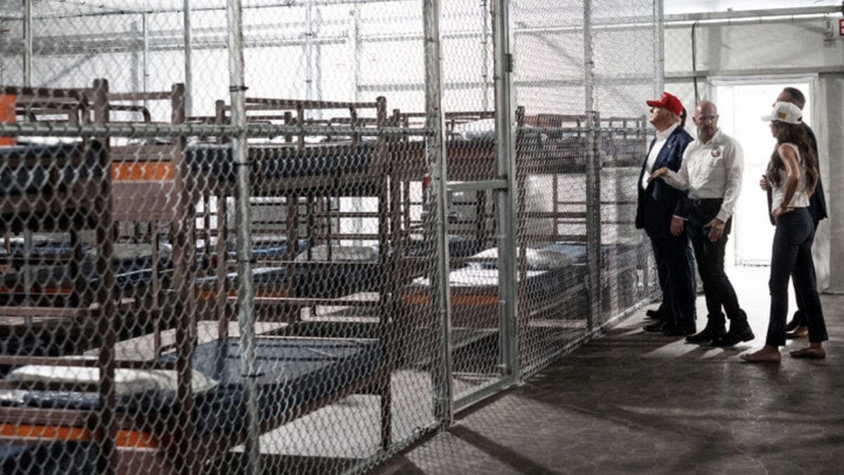 ΗΠΑ: Μετανάστες κρατούνταν σε κελιά στο μέγεθος τηλεφωνικού θαλάμου στο «Αλκατράζ με αλιγάτορες» 1 ΗΠΑ: Μετανάστες κρατούνταν σε κελιά στο μέγεθος τηλεφωνικού θαλάμου στο «Αλκατράζ με αλιγάτορες»