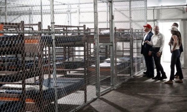 ΗΠΑ: Μετανάστες κρατούνταν σε κελιά στο μέγεθος τηλεφωνικού θαλάμου στο «Αλκατράζ με αλιγάτορες»