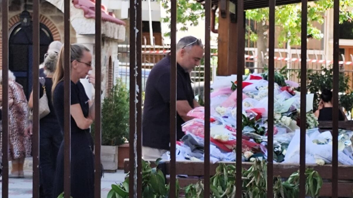Βάσω Μαζωνάκη: Διαβάζει μηνύματα του κόσμου στο λαϊκό προσκύνημα για τον Γιώργο Μαζωνάκη 1 Βάσω Μαζωνάκη: Διαβάζει μηνύματα του κόσμου στο λαϊκό προσκύνημα για τον Γιώργο Μαζωνάκη