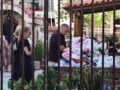 Βάσω Μαζωνάκη: Διαβάζει μηνύματα του κόσμου στο λαϊκό προσκύνημα για τον Γιώργο Μαζωνάκη