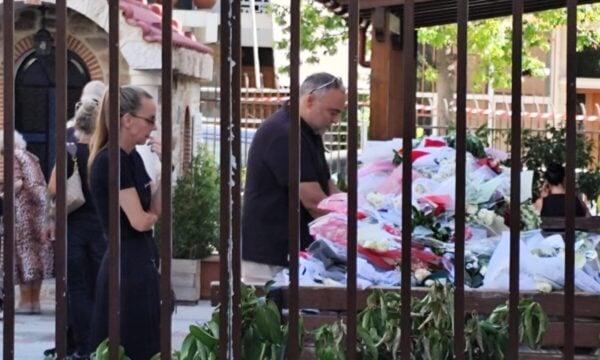 Βάσω Μαζωνάκη: Διαβάζει μηνύματα του κόσμου στο λαϊκό προσκύνημα για τον Γιώργο Μαζωνάκη