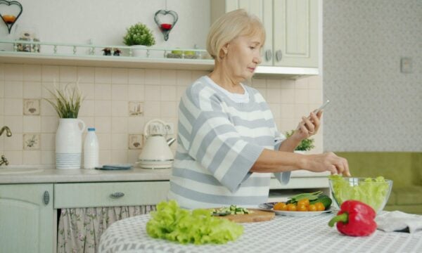 Πάρκινσον: 4 προειδοποιητικά σημάδια που μπορεί να εμφανιστούν χρόνια πριν από τη διάγνωση