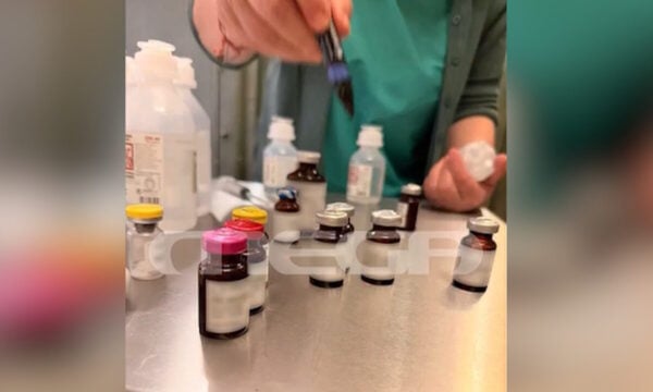 Υπόθεση Μαζωνάκη: Η 56χρονη ανειδίκευτη γιατρός έλεγε «Θα σε κάνω καινούργιο» για να προσεγγίσει ασθενείς