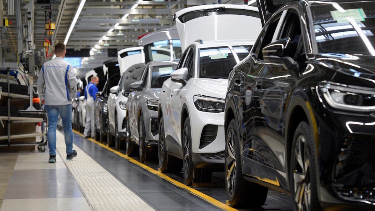 Volkswagen: «κόβει» 100.000 θέσεις εργασίας μέχρι το 2030, μειώνει μοντέλα και επανεξετάζει την παραγωγή 4 εργοστασίων 1 Volkswagen: «κόβει» 100.000 θέσεις εργασίας μέχρι το 2030, μειώνει μοντέλα και επανεξετάζει την παραγωγή 4 εργοστασίων