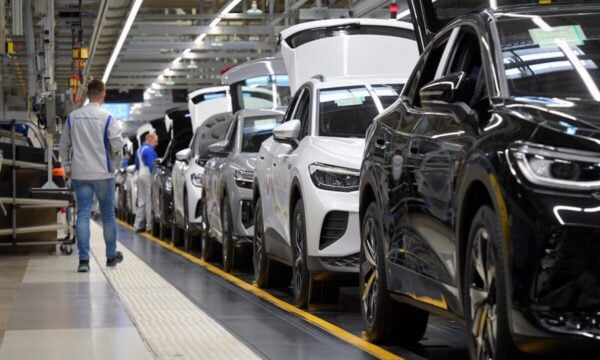Volkswagen: «κόβει» 100.000 θέσεις εργασίας μέχρι το 2030, μειώνει μοντέλα και επανεξετάζει την παραγωγή 4 εργοστασίων