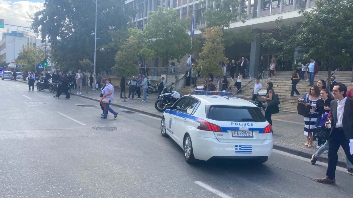 Θεσσαλονίκη: Εκκενώνεται το Δικαστικό Μέγαρο μετά από τηλεφώνημα για βόμβα 1 Θεσσαλονίκη: Εκκενώνεται το Δικαστικό Μέγαρο μετά από τηλεφώνημα για βόμβα