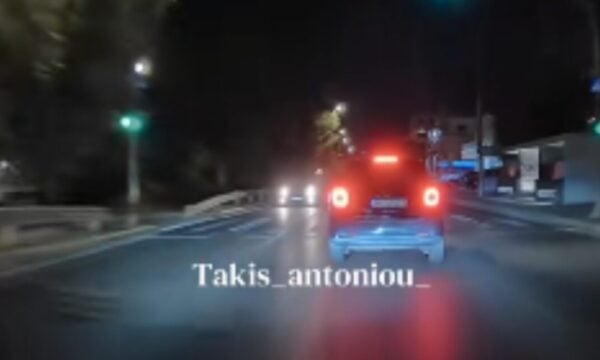 Βούλα: Βίντεο οδηγού αυτοκινήτου να πηγαίνει ανάποδα στην παραλιακή