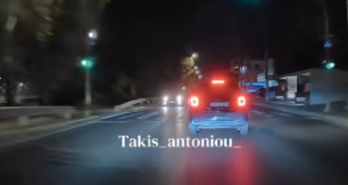 Βούλα: Βίντεο οδηγού αυτοκινήτου να πηγαίνει ανάποδα στην παραλιακή 1 Βούλα: Βίντεο οδηγού αυτοκινήτου να πηγαίνει ανάποδα στην παραλιακή