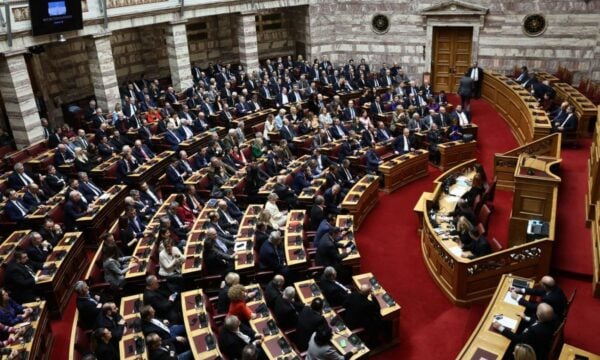 Μάχη στη Βουλή για την Έλενα Ακρίτα: Στις 12:30 η κρίσιμη ψηφοφορία – Σύγκρουση ΝΔ-ΣΥΡΙΖΑ