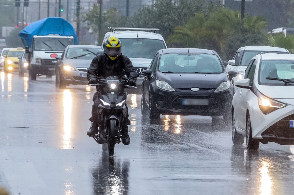 Καιρός: Καταιγίδες, κεραυνοί και χαλάζι μέχρι την Τετάρτη σε Θεσσαλία, Σποράδες και Εύβοια – Επικαιροποιήθηκε το έκτακτο δελτίο