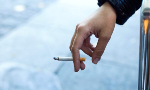 Κάπνισμα και μοναξιά: Νέα μελέτη για την απρόσμενη σύνδεση