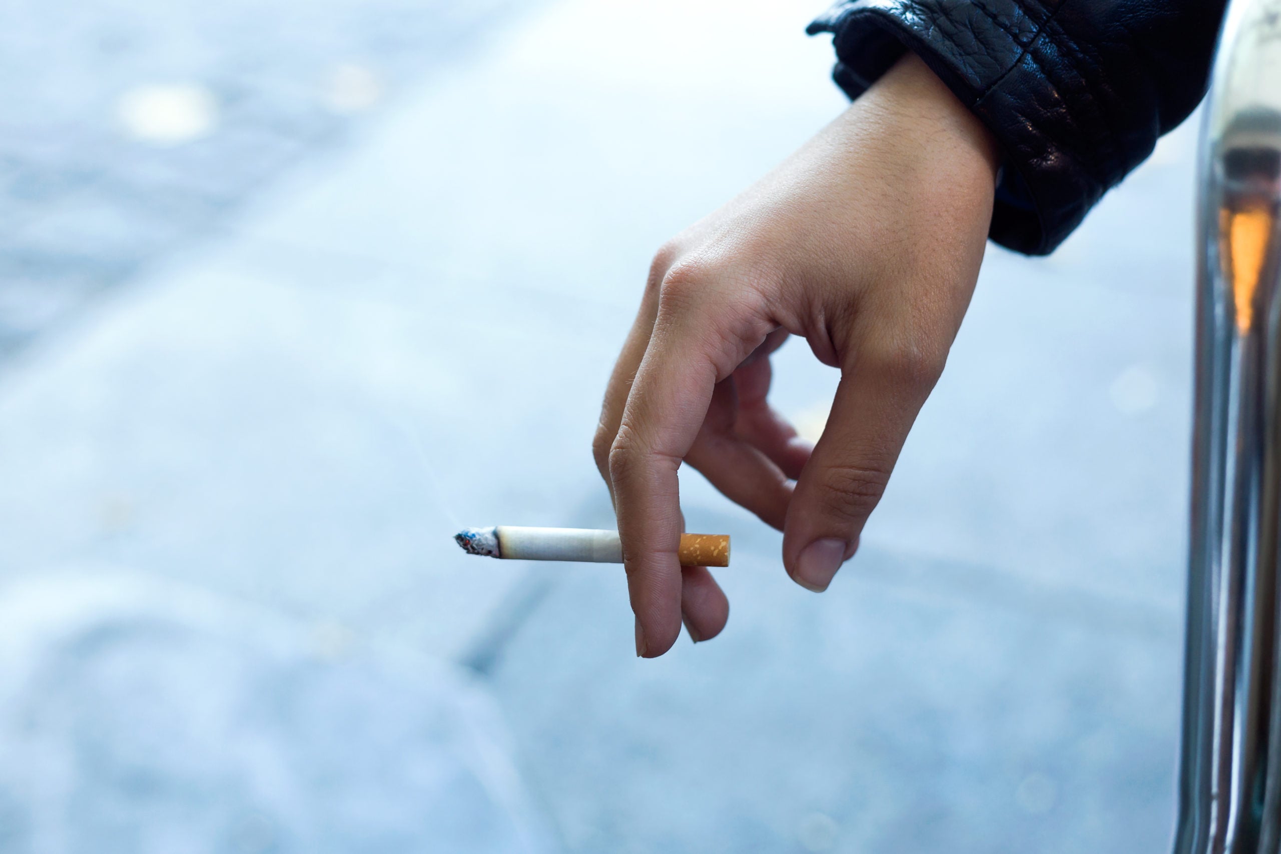 Κάπνισμα και μοναξιά: Νέα μελέτη για την απρόσμενη σύνδεση