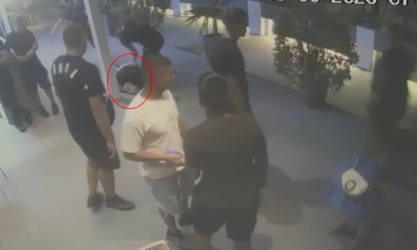 Χαλκιδική: Βίντεο ντοκουμέντο από τον άγριο ξυλοδαρμό 27χρονου τουρίστα σε μπαρ – «Με κυνήγησαν και άρχισαν να με χτυπάνε»