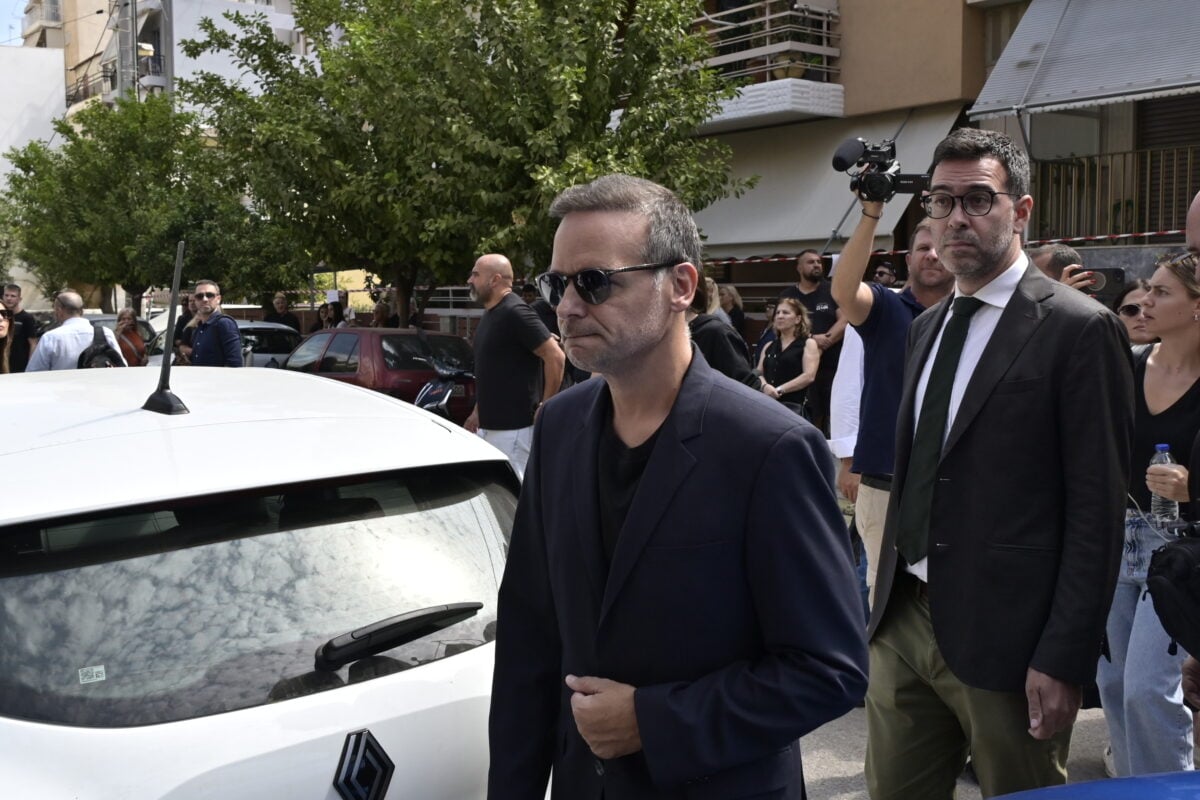 Κηδεία Γιώργου Μαζωνάκη: Οι διάσημοι που βρέθηκαν στο «ύστατο χαίρε» – Παπαρίζου, Θεοδωρίδου και Ψινάκης 40 Κηδεία Γιώργου Μαζωνάκη: Οι διάσημοι που βρέθηκαν στο «ύστατο χαίρε» – Παπαρίζου, Θεοδωρίδου και Ψινάκης