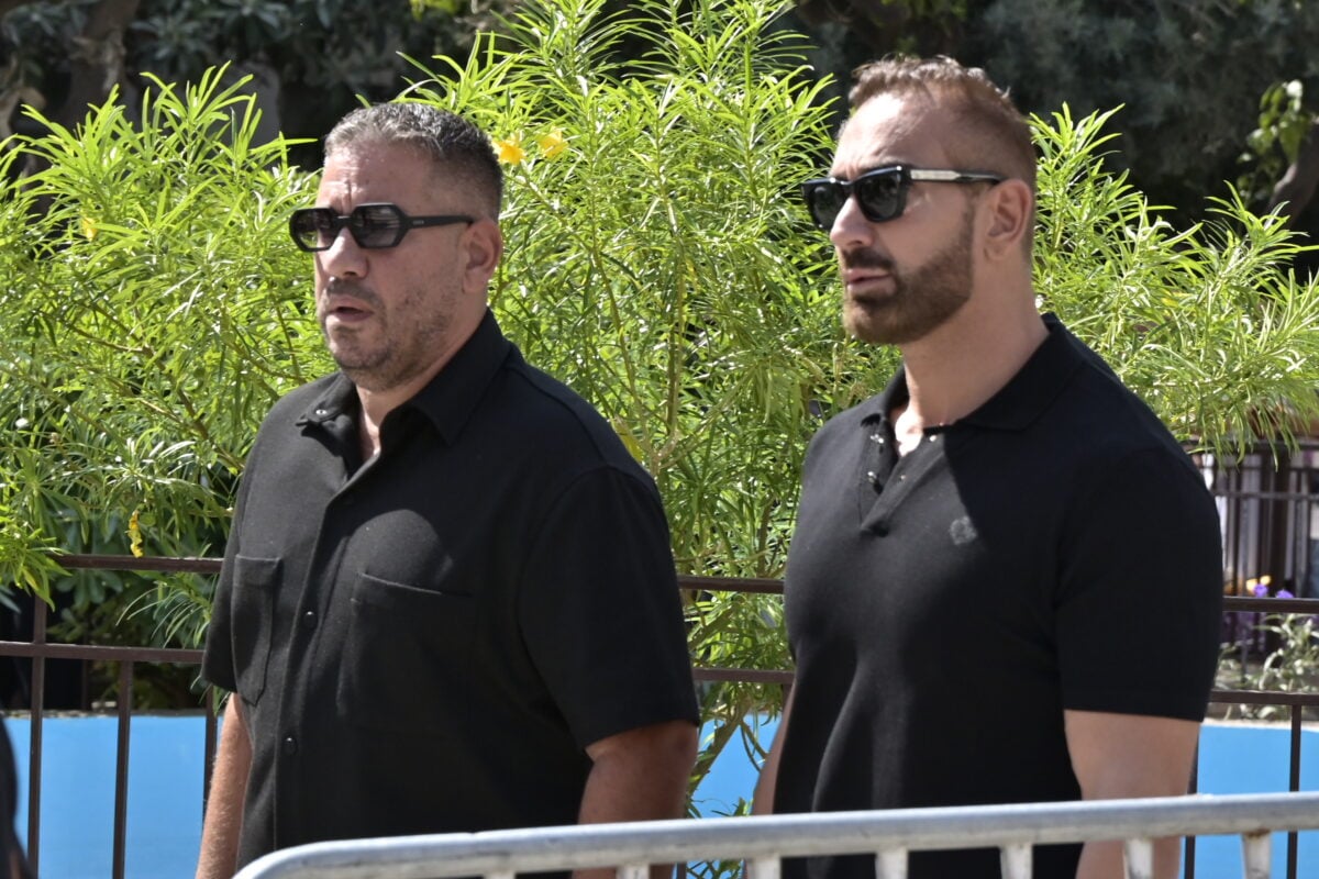 Κηδεία Γιώργου Μαζωνάκη: Οι διάσημοι που βρέθηκαν στο «ύστατο χαίρε» – Παπαρίζου, Θεοδωρίδου και Ψινάκης 32 Κηδεία Γιώργου Μαζωνάκη: Οι διάσημοι που βρέθηκαν στο «ύστατο χαίρε» – Παπαρίζου, Θεοδωρίδου και Ψινάκης