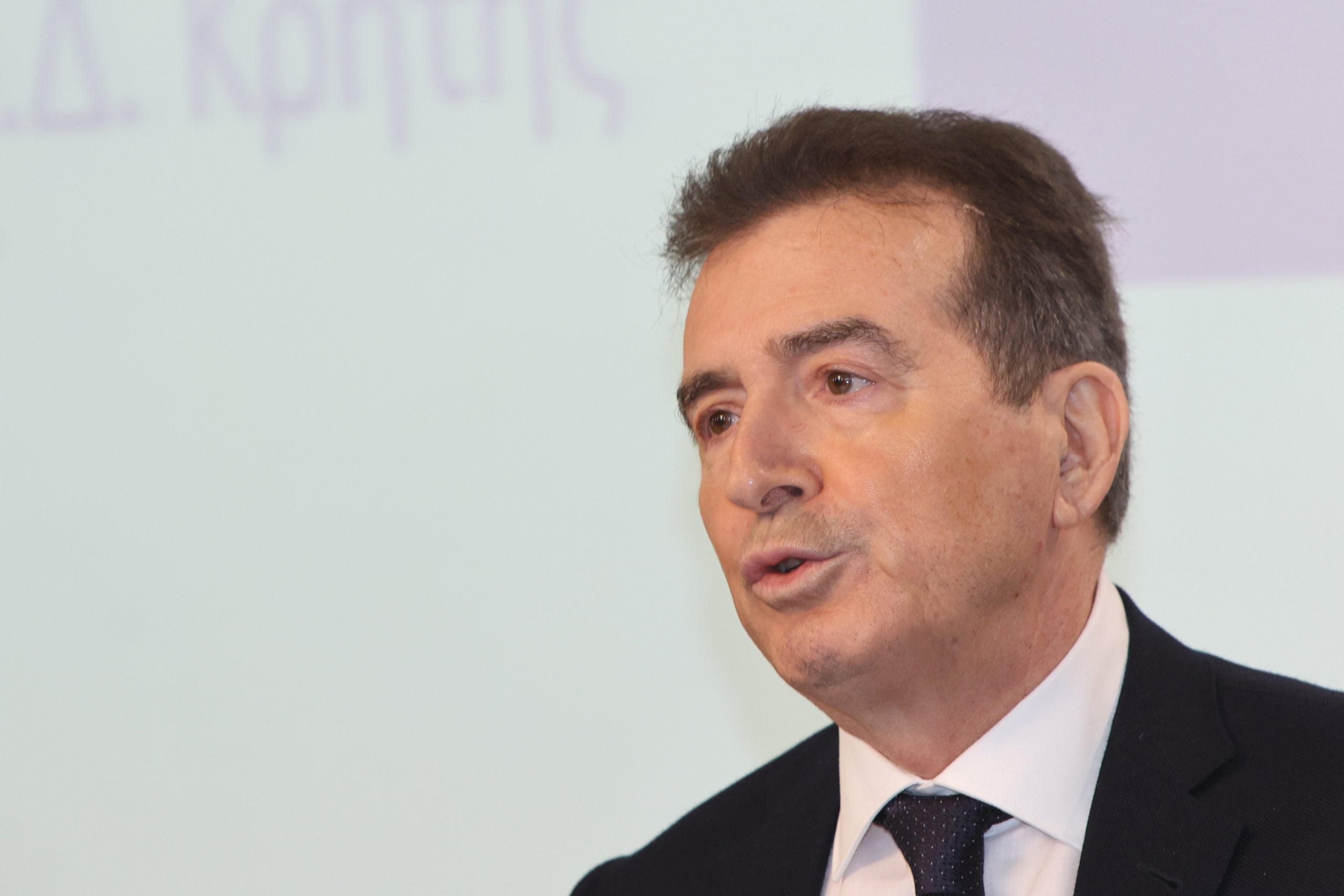 Χρυσοχοΐδης: Όσοι έχουν περιοριστικά μέτρα για ενδοοικογενειακή βία θα φορούν βραχιολάκι