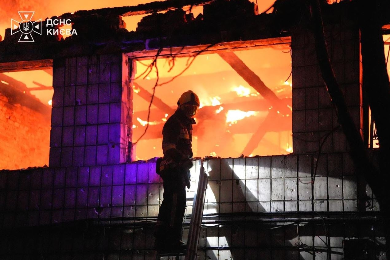 Κόλαση στην Ουκρανία: 16 νεκροί και 54 τραυματίες από ρωσικό σφυροκόπημα σε Κίεβο και Οδησσό 7 Πυροσβέστης επιχειρεί σε κτίριο που έχει παραδοθεί στις φλόγες μετά από ρωσικό πλήγμα στο Κίεβο. Πηγή: Κρατική Υπηρεσία Έκτακτης Ανάγκης της Ουκρανίας / Κίεβο