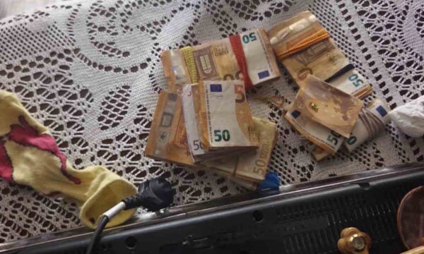Επιχείρηση «απάτη» στο Ζεφύρι: Είχαν τηλεφωνικό κέντρο, διευθυντές και εισπράκτορες – Πετούσαν τα «ένοχα» κινητά σε αυτοσχέδιους σωλήνες