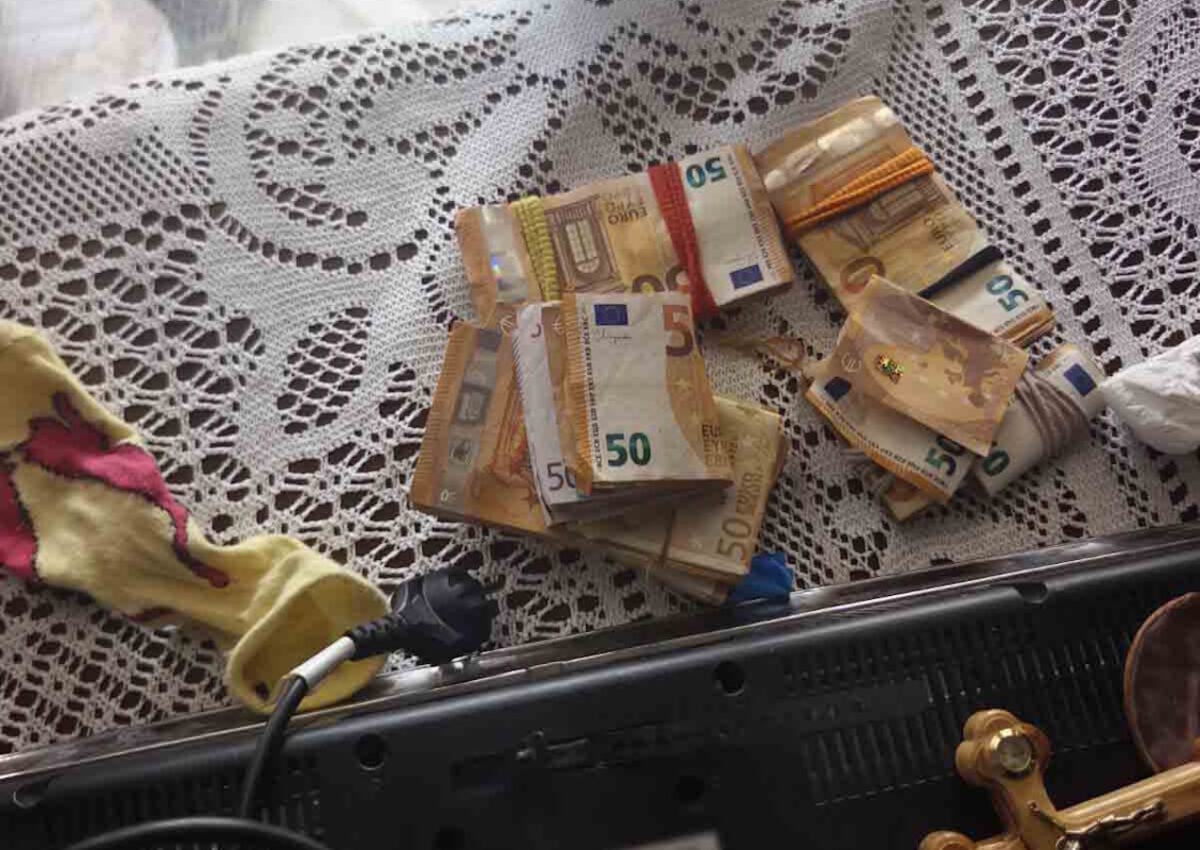 Επιχείρηση «απάτη» στο Ζεφύρι: Είχαν τηλεφωνικό κέντρο, διευθυντές και εισπράκτορες – Πετούσαν τα «ένοχα» κινητά σε αυτοσχέδιους σωλήνες