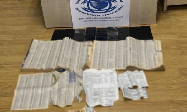 Ζεφύρι: Βίντεο από έφοδο της ΕΛΑΣ σε κρησφύγετο κυκλώματος τηλεφωνικών απατών – Λεία 700.000 ευρώ