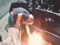 Ζωγράφου: Βίντεο ντοκουμέντο από την εμπρηστική επίθεση στο αυτοκίνητο του αντιδημάρχου – Ο δράστης βάζει φωτιά και τρέπεται σε φυγή