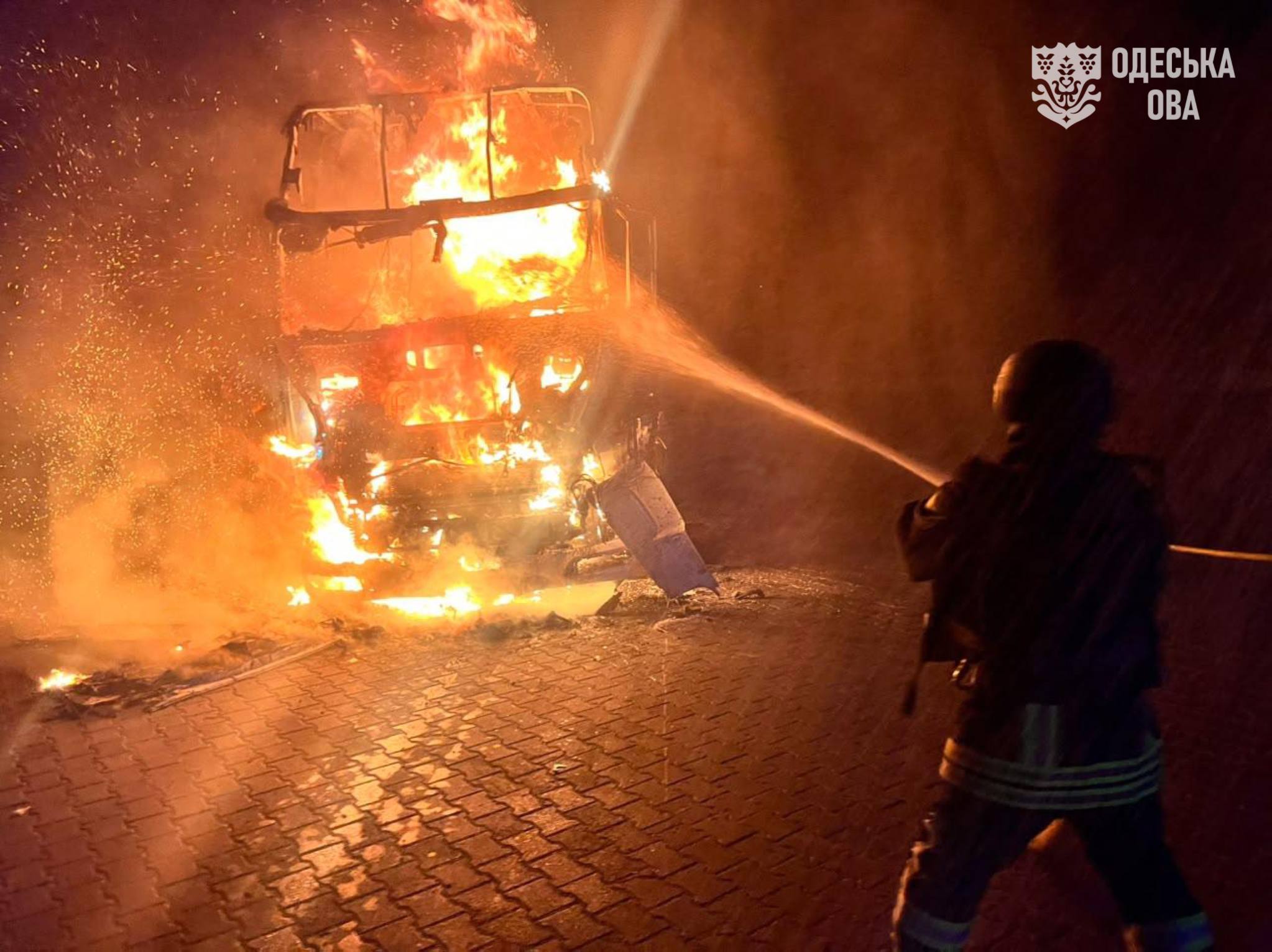 Ουκρανία: Ένας νεκρός και 56 τραυματίες από ρωσικά πλήγματα – Νέα νυχτερινή επίθεση στο Κίεβο 10 Πυροσβέστης επιχειρεί για την κατάσβεση οχήματος που τυλίχθηκε στις φλόγες μετά τη ρωσική επίθεση στην Οδησσό, στις 28 Σεπτεμβρίου 2026. (Περιφερειακή Στρατιωτική Διοίκηση Οδησσού)