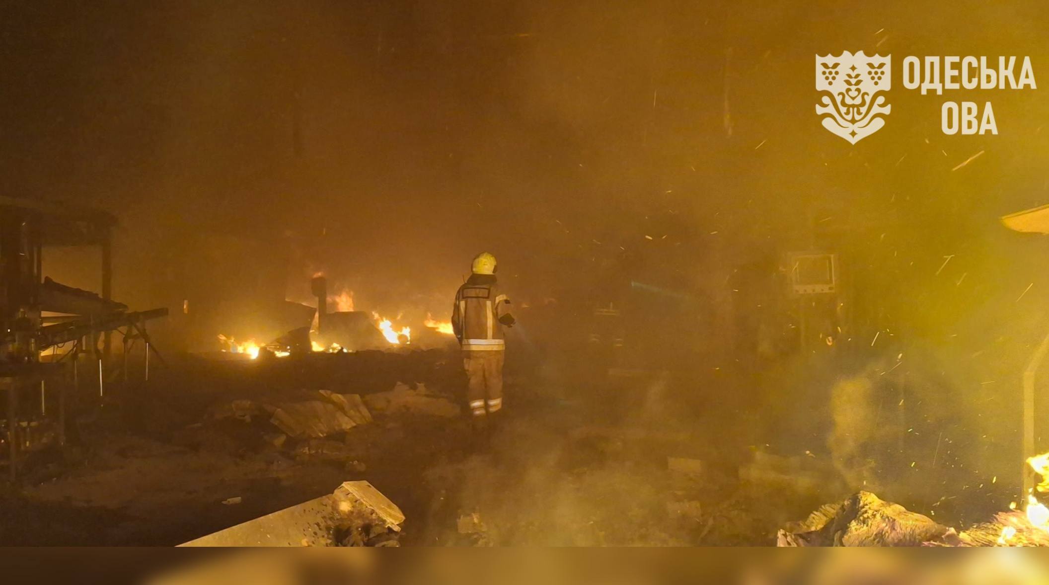Ουκρανία: Ένας νεκρός και 56 τραυματίες από ρωσικά πλήγματα – Νέα νυχτερινή επίθεση στο Κίεβο 12 Πυροσβέστης ανάμεσα σε φωτιές και καπνούς κατά τη διάρκεια επιχείρησης κατάσβεσης μετά το ρωσικό πλήγμα στην Οδησσό, στις 28 Σεπτεμβρίου 2026. (Περιφερειακή Στρατιωτική Διοίκηση Οδησσού)