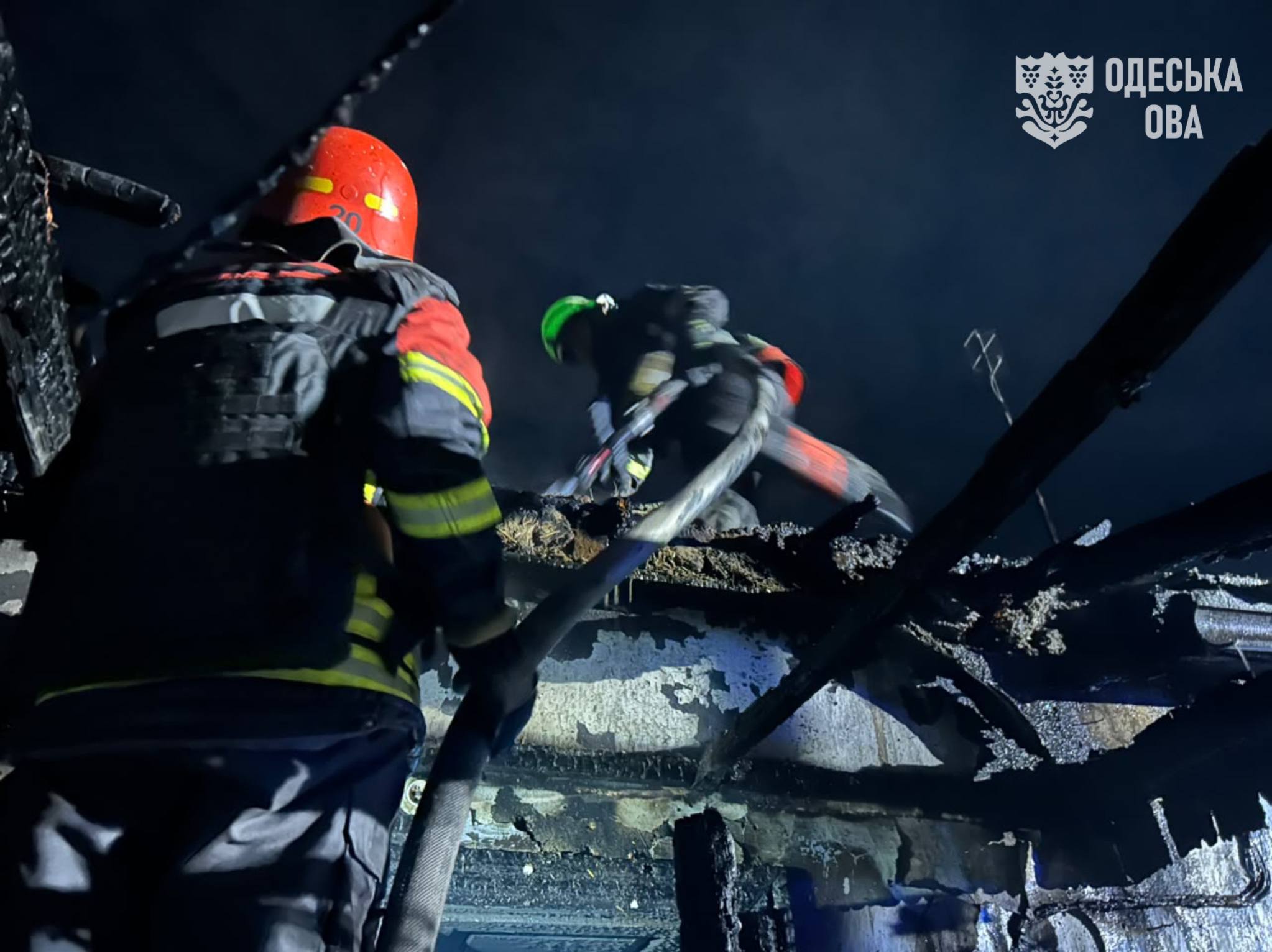 Ουκρανία: Ένας νεκρός και 56 τραυματίες από ρωσικά πλήγματα – Νέα νυχτερινή επίθεση στο Κίεβο 13 Πυροσβέστες επιχειρούν στα αποκαΐδια κτιρίου που υπέστη ζημιές από τη ρωσική επίθεση στην Οδησσό, στις 28 Σεπτεμβρίου 2026. (Περιφερειακή Στρατιωτική Διοίκηση Οδησσού)