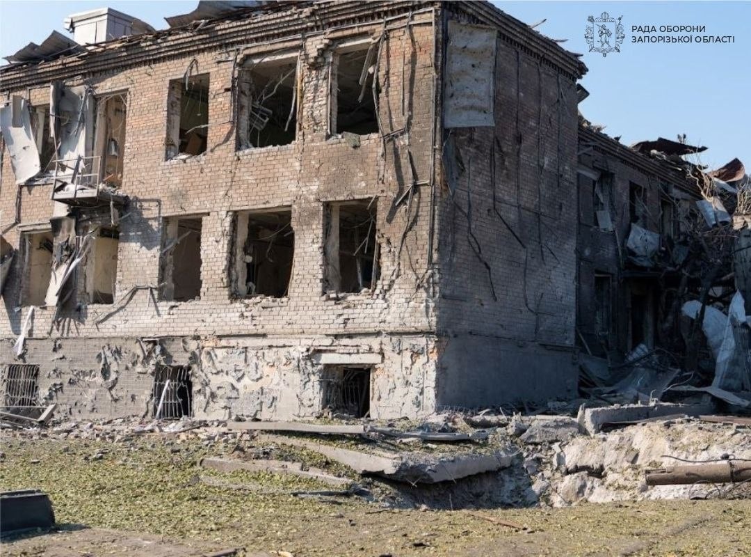 Ουκρανία: Ένας νεκρός και 56 τραυματίες από ρωσικά πλήγματα – Νέα νυχτερινή επίθεση στο Κίεβο 11 Κατεστραμμένο κτίριο στη Ζαπορίζια μετά από ρωσικό πλήγμα στις 28 Σεπτεμβρίου 2026. Από τις επιθέσεις στην πόλη και τη γύρω περιοχή τραυματίστηκαν δεκάδες άνθρωποι. (Συμβούλιο Άμυνας της Περιφέρειας Ζαπορίζια)