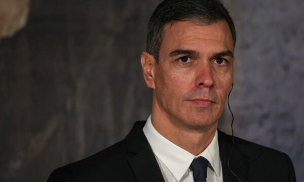 Προεκλογική εκστρατεία του Σάντσεθ: Την τορπιλίζει το πολύνεκρο δυστύχημα – Πώς αλλάζουν οι συσχετισμοί μετά τη σύγκρουση τρένων