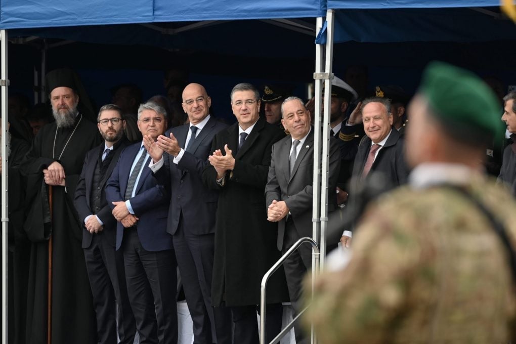 Οι selfies του Μητσοτάκη με παιδιά «γαλάζιων» βουλευτών, η ατάκα Τζιτζικώστα για Δένδια, το μπάσκετ Ανδρουλάκη και οι μεταγραφές στην ΕΛΑΣ 13 Δένδιας