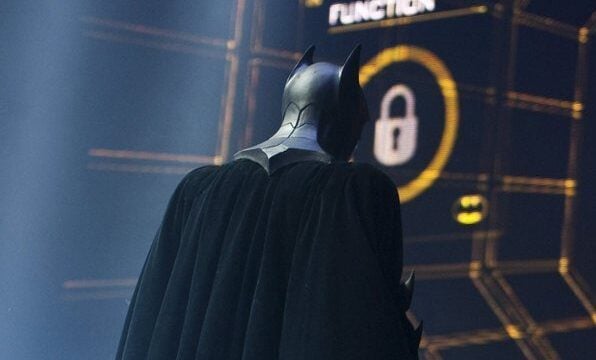 Batman στο Λονδίνο: Πλήρωσε καύσιμα 3.500 λιρών για οδηγούς – Προσφέρει και φθηνά γεύματα λόγω ακρίβειας