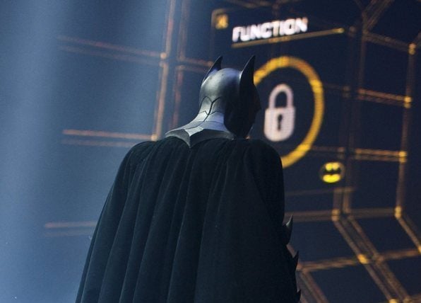 Batman στο Λονδίνο: Πλήρωσε καύσιμα 3.500 λιρών για οδηγούς – Προσφέρει και φθηνά γεύματα λόγω ακρίβειας