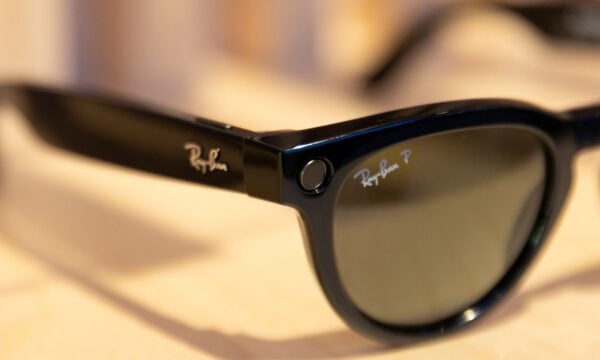 Ray-Ban: Έσοδα 7,5 δισ. ευρώ πάνω από τις εκτιμήσεις και άνοδος 11% στη μετοχή – Υποχωρούν οι ανησυχίες για τα AI γυαλιά
