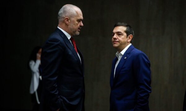 Αλβανία: Νέα διαδήλωση το Σάββατο, ο Ράμα προσκαλεί σε διάλογο με κόκκινα μαξιλάρια – Δείτε βίντεο