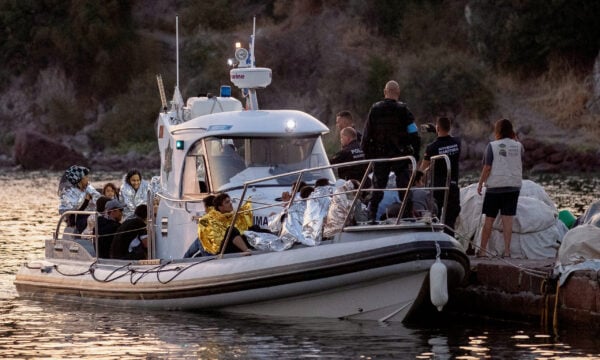 Politico: Η Frontex σταματά το πρόγραμμα επανένταξης απελαθέντων μεταναστών λόγω έλλειψης χρημάτων