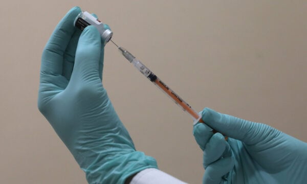 Αντιγριπικός εμβολιασμός: Το 30% των δόσεων έχει φτάσει στα φαρμακεία