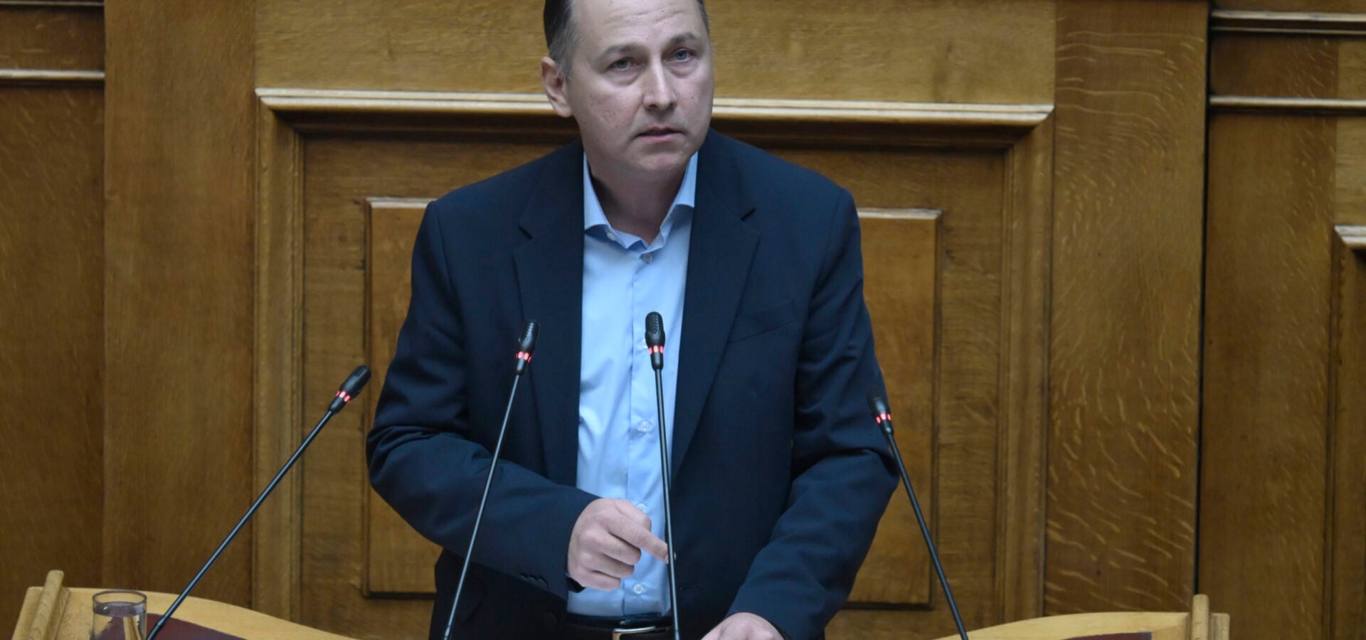 Σπανάκης – Μεταξάς: Αντιπαράθεση στη Βουλή για την ασφάλεια των σχολείων – Καταγγελίες για σοβάδες και μπετόν που πέφτουν