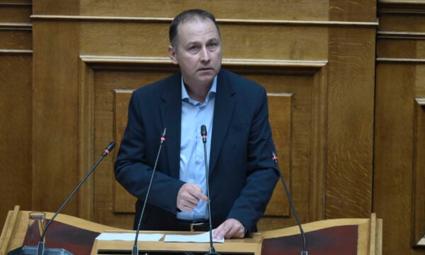 Σπανάκης – Μεταξάς: Αντιπαράθεση στη Βουλή για την ασφάλεια των σχολείων – Καταγγελίες για σοβάδες και μπετόν που πέφτουν