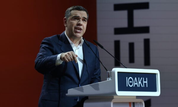 Τσίπρας: Με αφορμή τις υποθέσεις «Mr Χωριάτικο» και Pizza Fan προτείνει την ταινία «Φωνάζει ο κλέφτης»