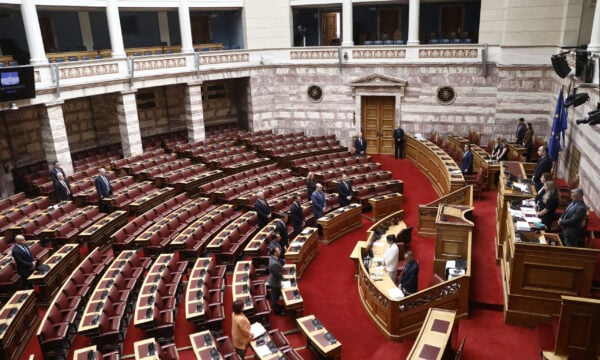 Βουλή: Φωταγωγήθηκε στα μωβ για το Σύνδρομο Rett – Δείτε φωτογραφίες