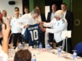Κυριάκος Μητσοτάκης στην Εθνική Ελλάδος: Ο Γιοβάνοβιτς του έδωσε τη φανέλα με το 10 – ΒΙΝΤΕΟ – ΦΩΤΟ
